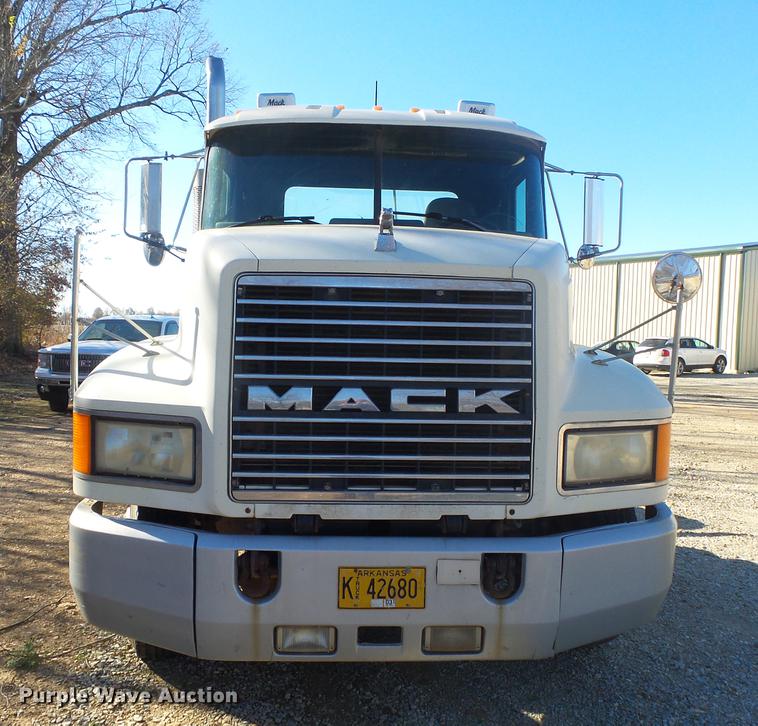 image for item DB7339 1999 Mack CH613 semi truck