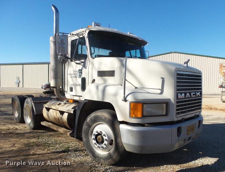 image for item DB7339 1999 Mack CH613 semi truck