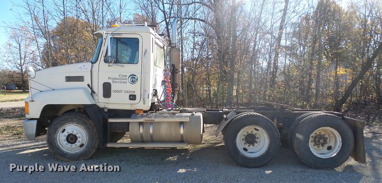 image for item DB7339 1999 Mack CH613 semi truck