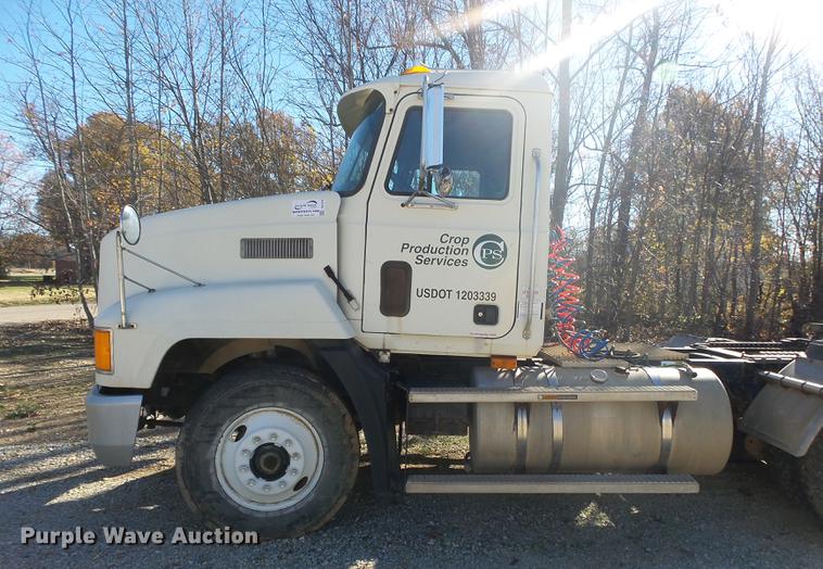 image for item DB7339 1999 Mack CH613 semi truck