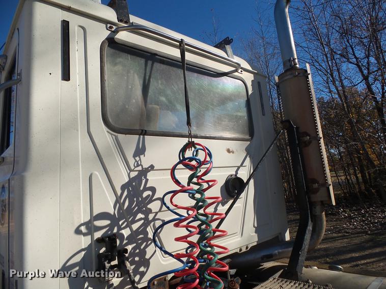 image for item DB7339 1999 Mack CH613 semi truck