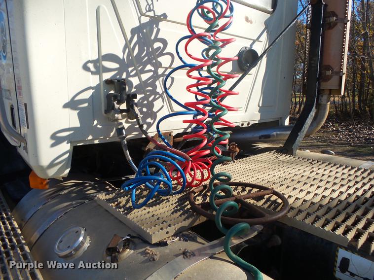 image for item DB7339 1999 Mack CH613 semi truck