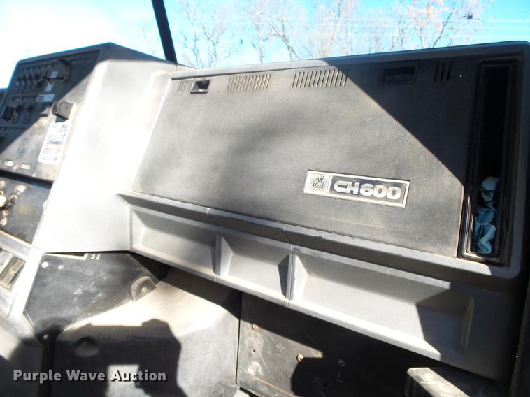 image for item DB7339 1999 Mack CH613 semi truck