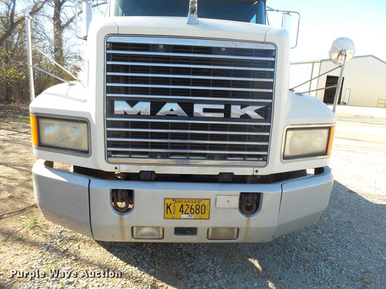 image for item DB7339 1999 Mack CH613 semi truck