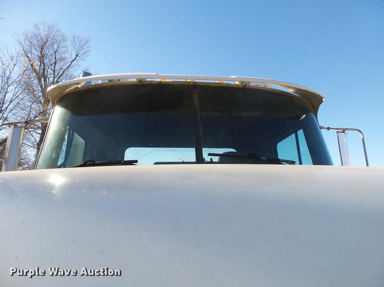 image for item DB7339 1999 Mack CH613 semi truck