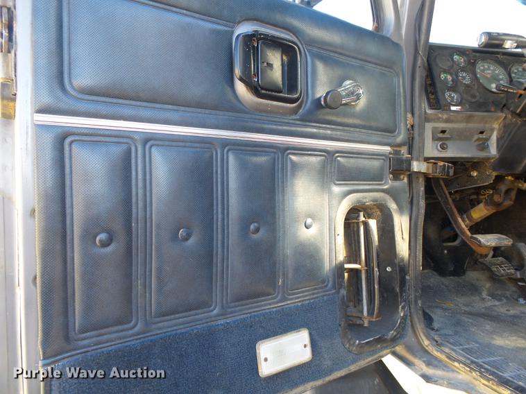 image for item DB7339 1999 Mack CH613 semi truck