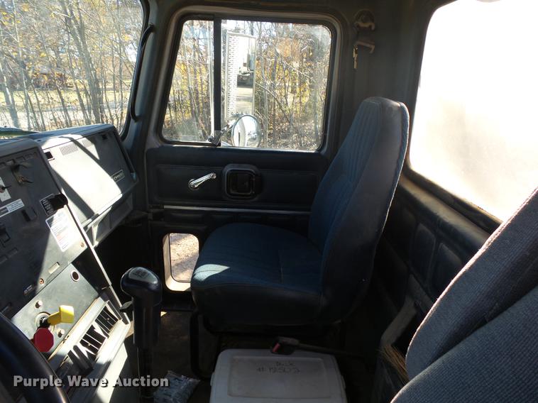 image for item DB7339 1999 Mack CH613 semi truck