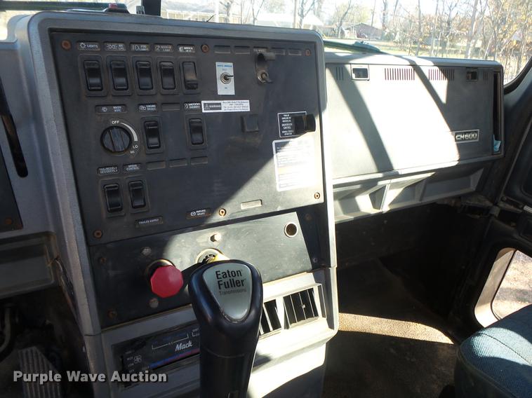 image for item DB7339 1999 Mack CH613 semi truck