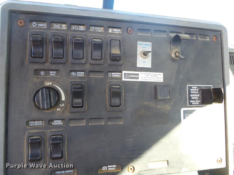 image for item DB7339 1999 Mack CH613 semi truck