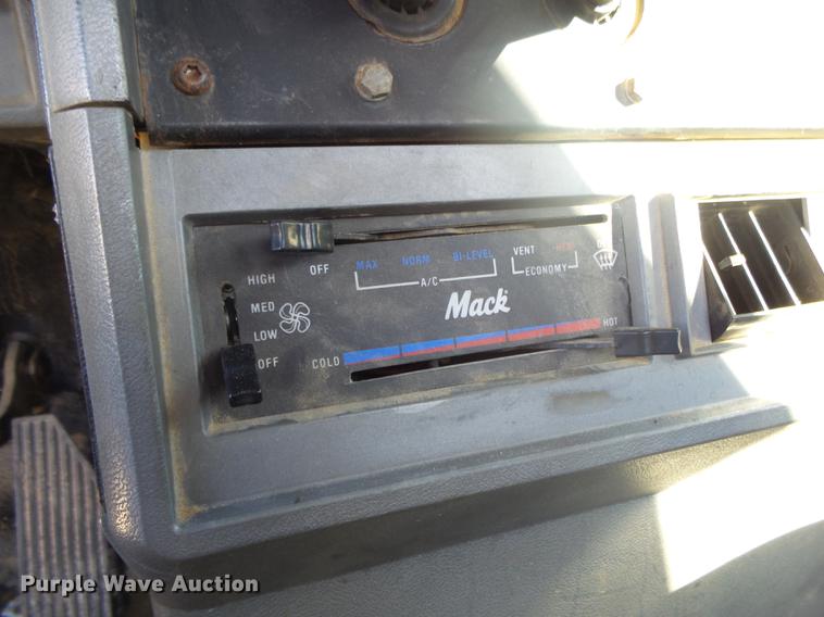 image for item DB7339 1999 Mack CH613 semi truck