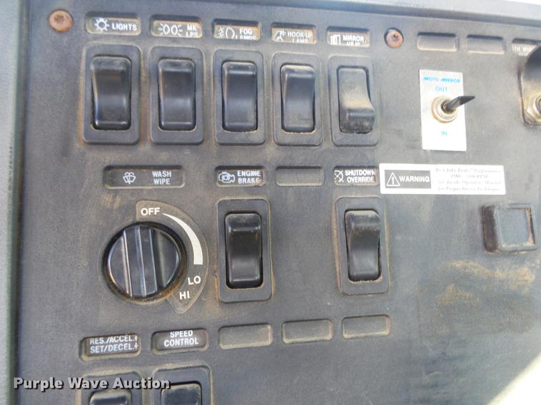 image for item DB7339 1999 Mack CH613 semi truck