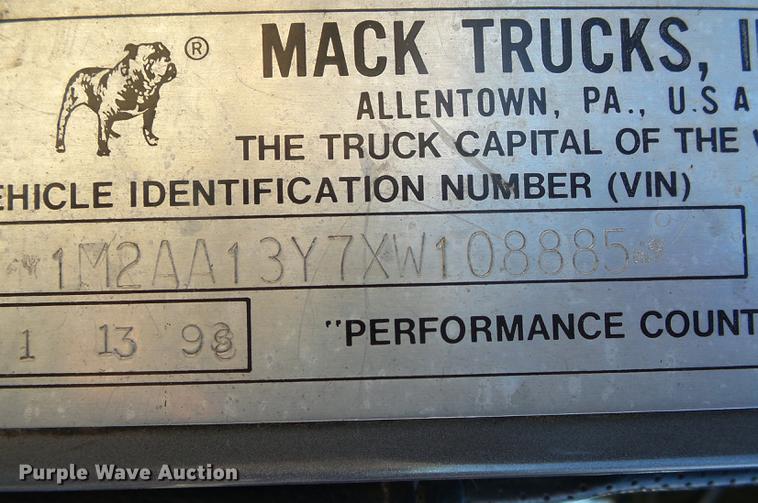image for item DB7339 1999 Mack CH613 semi truck