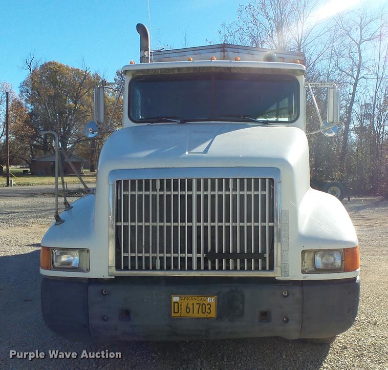 image for item DB7340 1994 International 9400 fertilizer tender truck