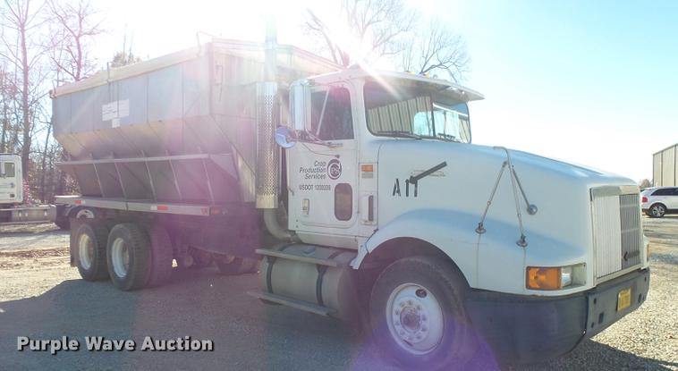 image for item DB7340 1994 International 9400 fertilizer tender truck