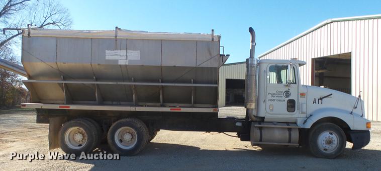 image for item DB7340 1994 International 9400 fertilizer tender truck