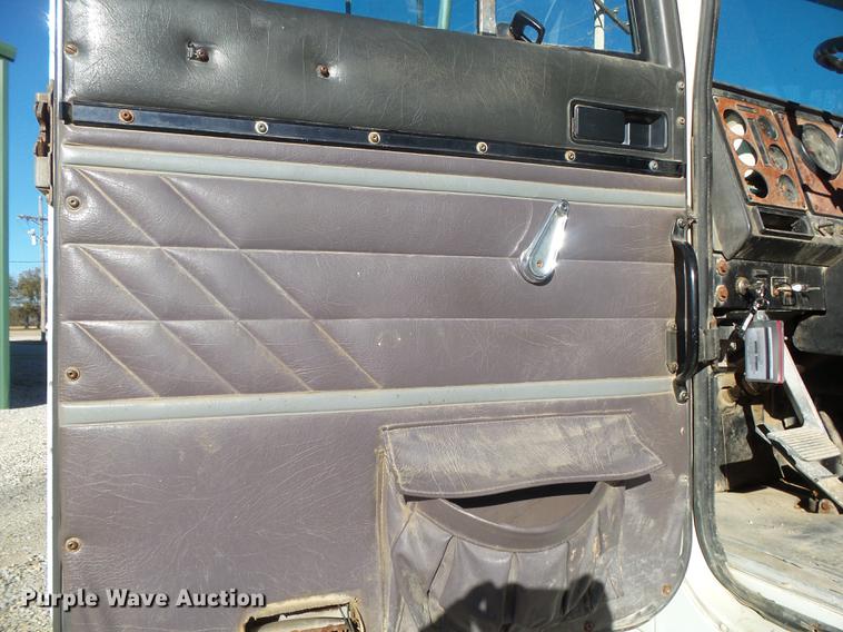 image for item DB7340 1994 International 9400 fertilizer tender truck