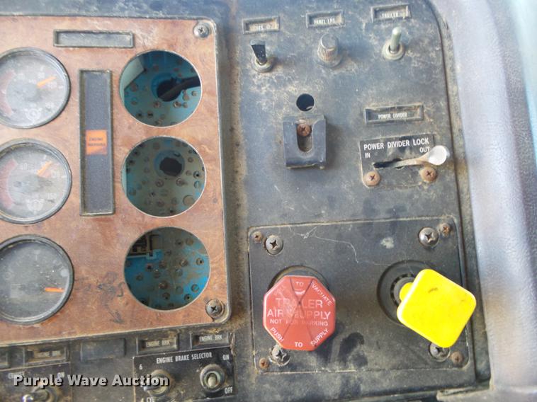 image for item DB7340 1994 International 9400 fertilizer tender truck