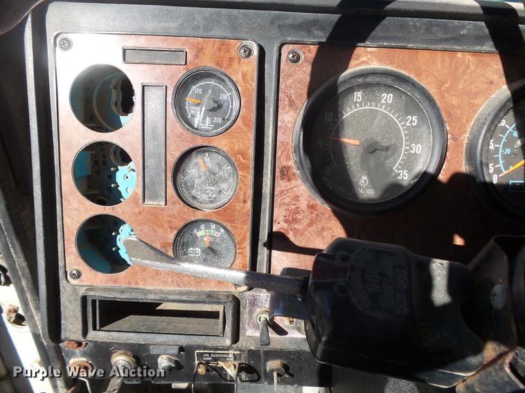 image for item DB7340 1994 International 9400 fertilizer tender truck