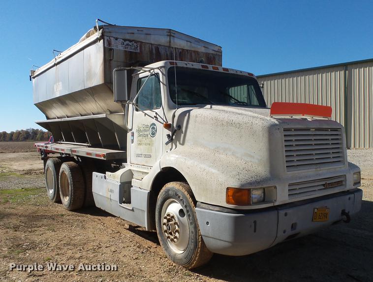 image for item DB7342 1990 International 8300 fertilizer tender truck