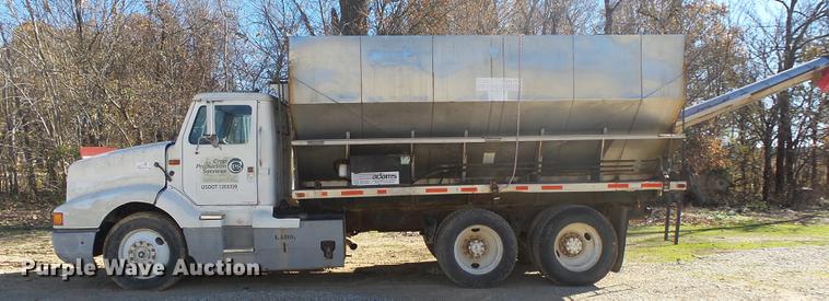image for item DB7342 1990 International 8300 fertilizer tender truck