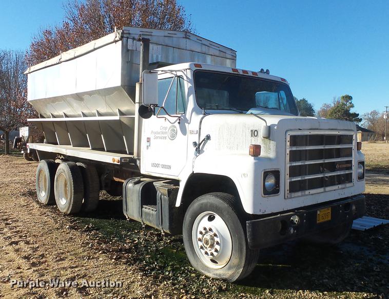 image for item DB7343 1988 International S2200 fertilizer tender truck