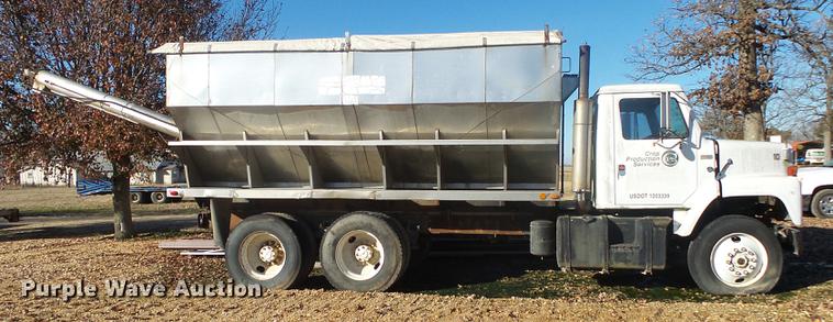 image for item DB7343 1988 International S2200 fertilizer tender truck