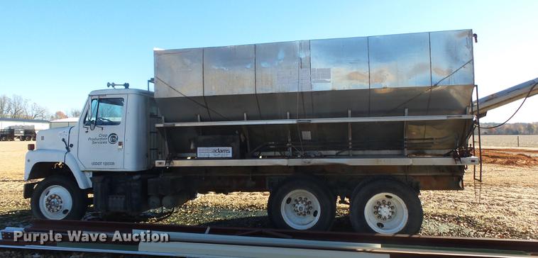 image for item DB7343 1988 International S2200 fertilizer tender truck