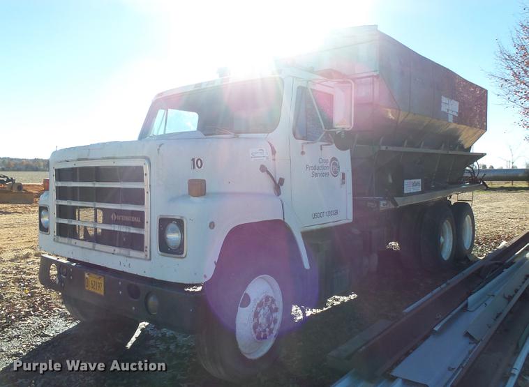 image for item DB7343 1988 International S2200 fertilizer tender truck