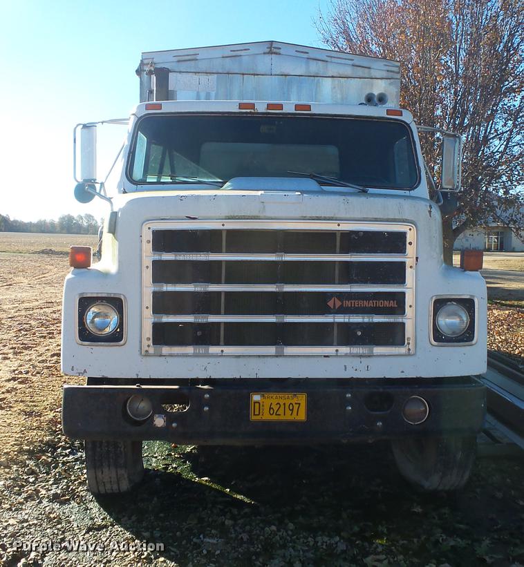 image for item DB7343 1988 International S2200 fertilizer tender truck