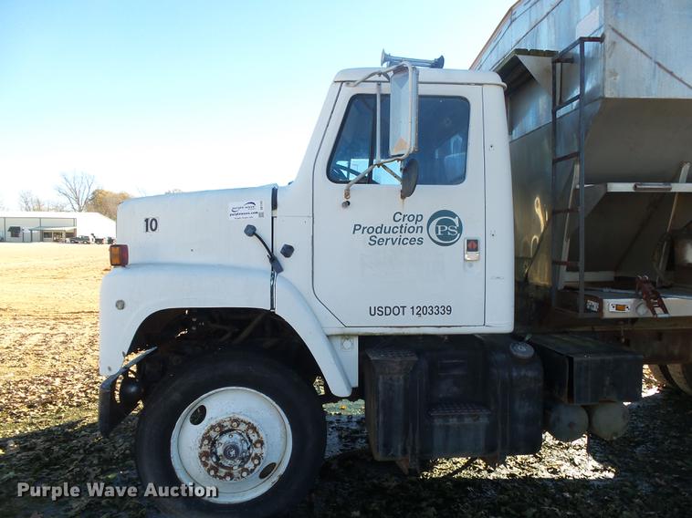 image for item DB7343 1988 International S2200 fertilizer tender truck