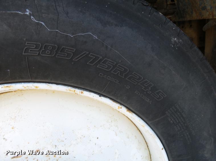 image for item DB7343 1988 International S2200 fertilizer tender truck