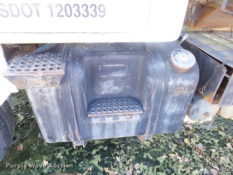 image for item DB7343 1988 International S2200 fertilizer tender truck