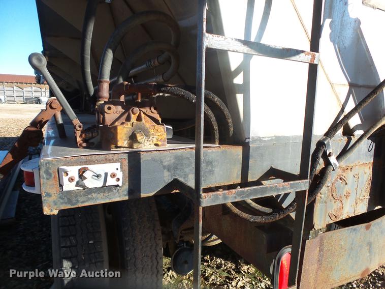 image for item DB7343 1988 International S2200 fertilizer tender truck