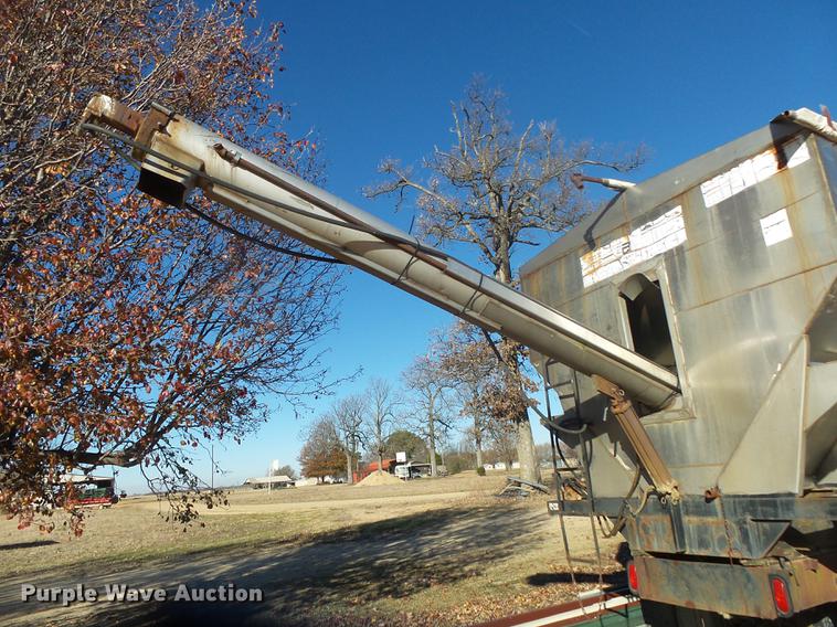 image for item DB7343 1988 International S2200 fertilizer tender truck