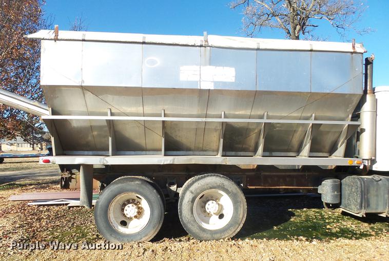 image for item DB7343 1988 International S2200 fertilizer tender truck
