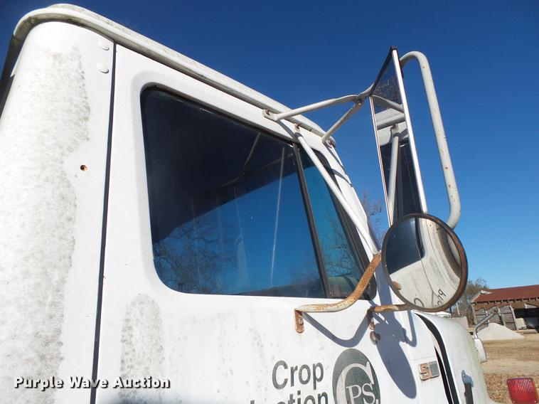 image for item DB7343 1988 International S2200 fertilizer tender truck