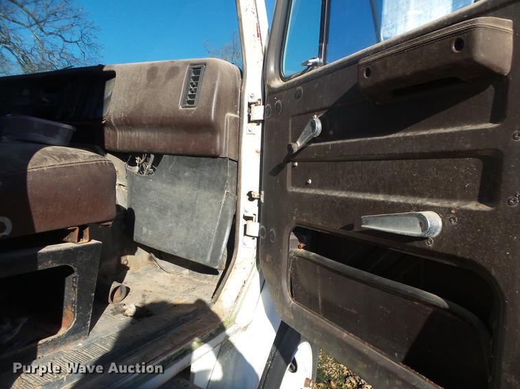 image for item DB7343 1988 International S2200 fertilizer tender truck