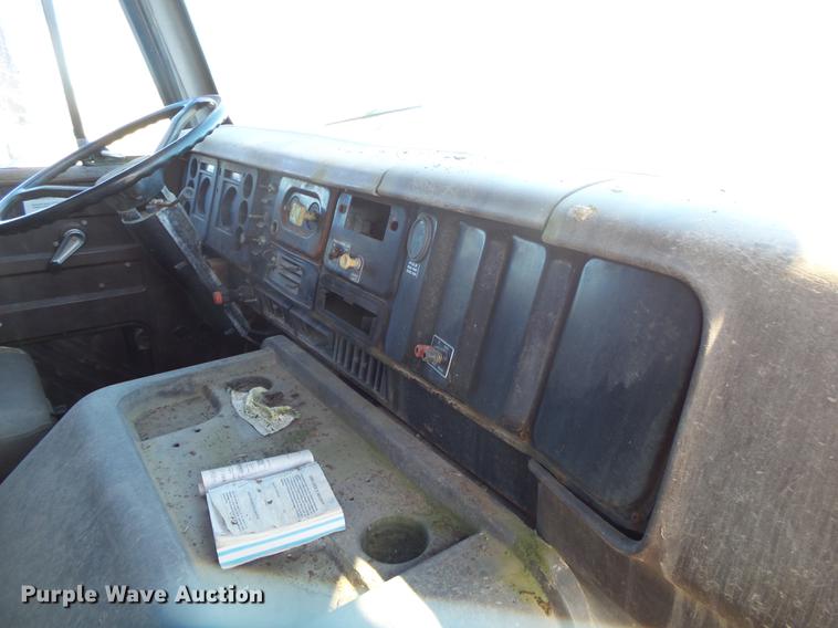 image for item DB7343 1988 International S2200 fertilizer tender truck