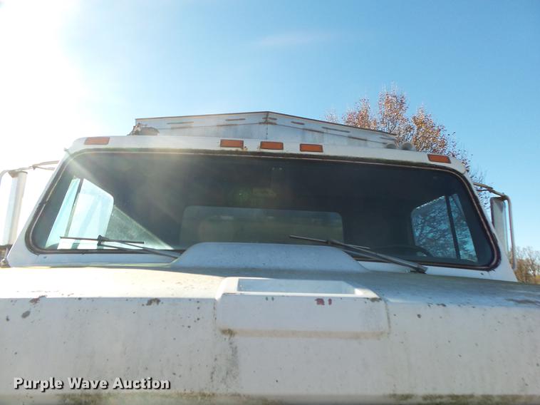 image for item DB7343 1988 International S2200 fertilizer tender truck