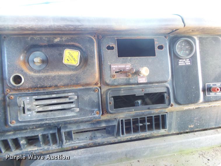 image for item DB7343 1988 International S2200 fertilizer tender truck