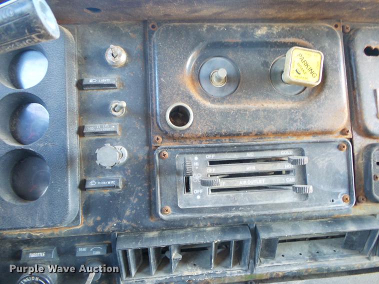 image for item DB7343 1988 International S2200 fertilizer tender truck