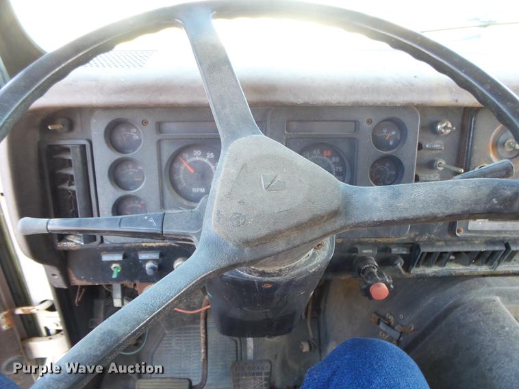 image for item DB7343 1988 International S2200 fertilizer tender truck