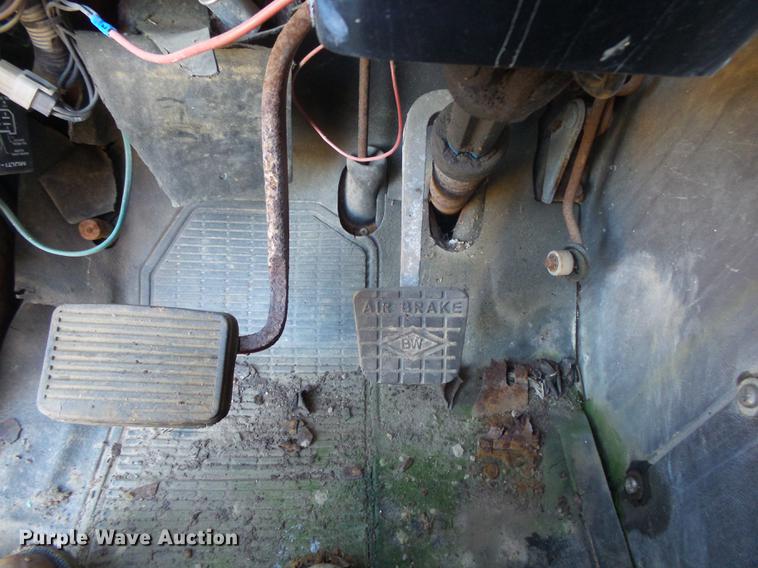 image for item DB7343 1988 International S2200 fertilizer tender truck