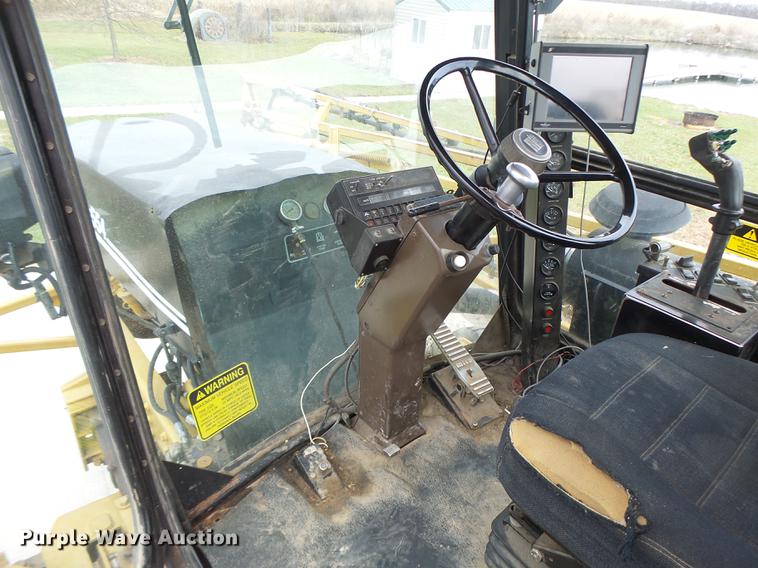 image for item DB9905 1997 Rogator 554 self-propelled sprayer