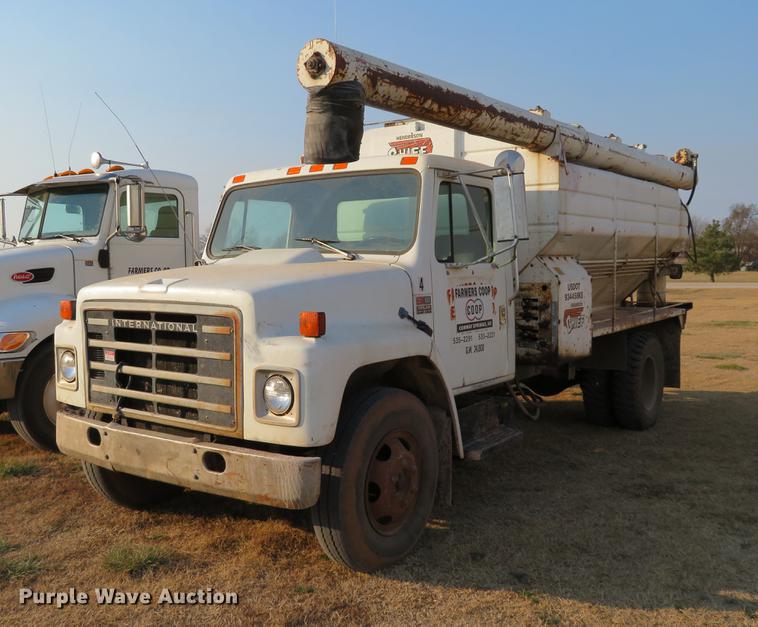 image for item DC0808 1985 International S1600 feed truck