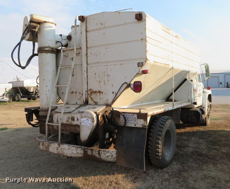 image for item DC0808 1985 International S1600 feed truck