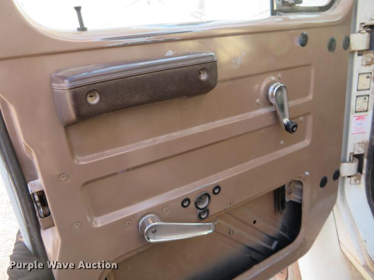 image for item DC0808 1985 International S1600 feed truck