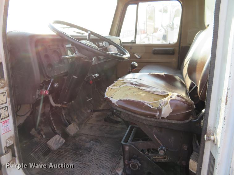 image for item DC0808 1985 International S1600 feed truck