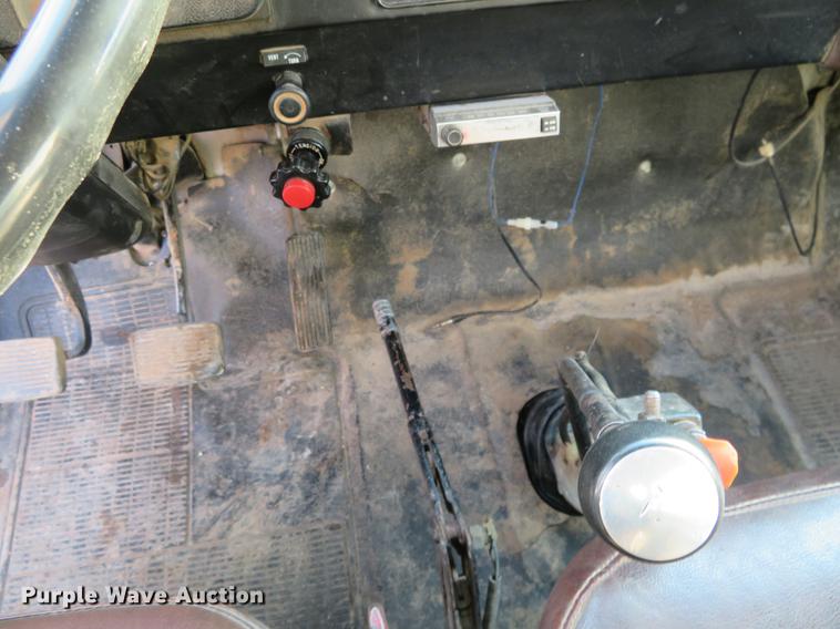 image for item DC0808 1985 International S1600 feed truck