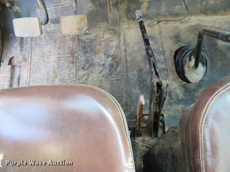 image for item DC0808 1985 International S1600 feed truck